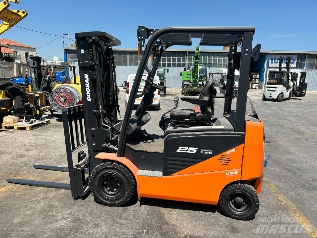 Doosan B 25 NS 电动叉车