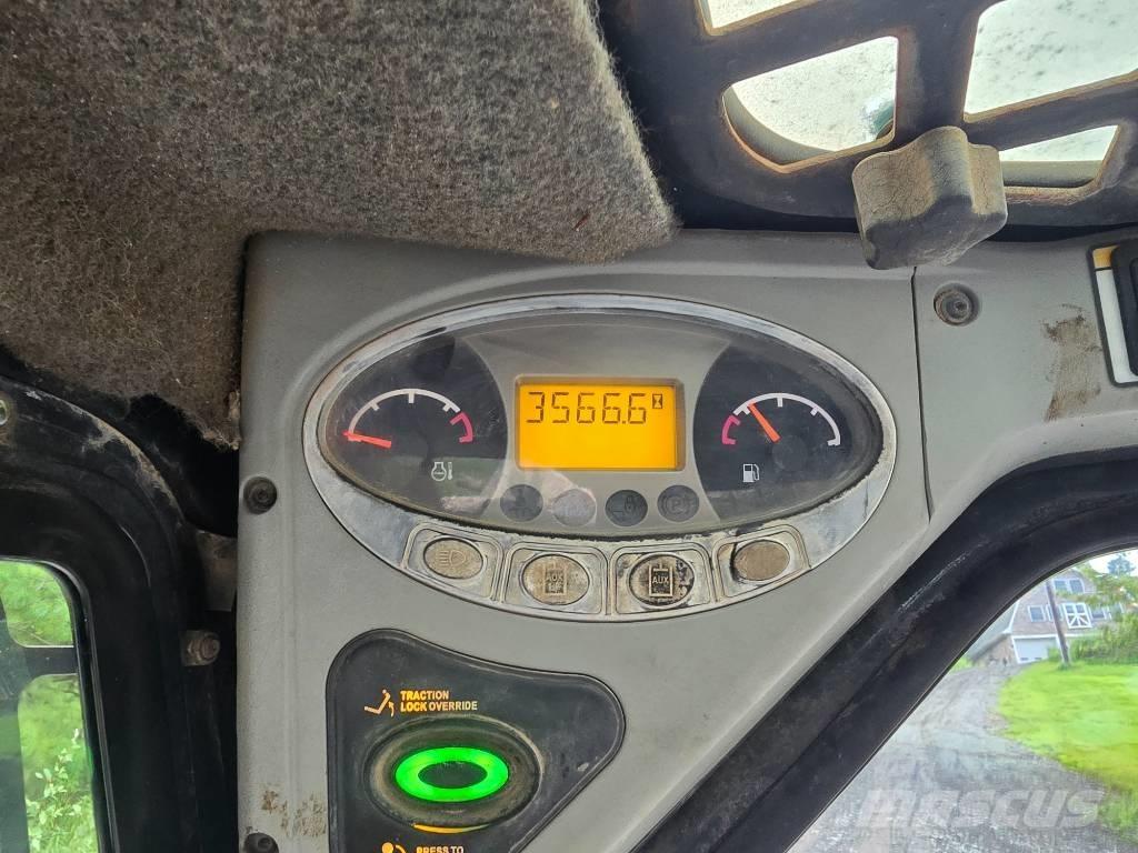 Bobcat T 320 滑移装载机