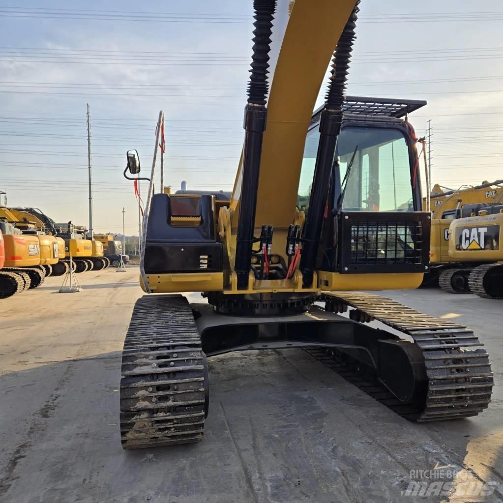 CAT 330 D2 中型挖掘机