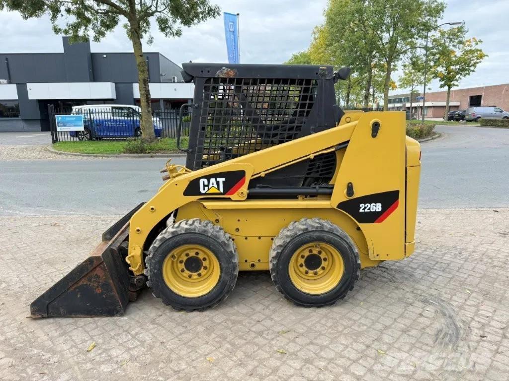 CAT 216B Turbo 滑移装载机