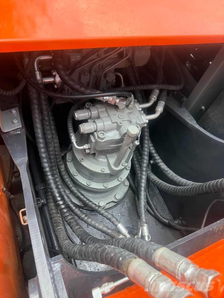 Hitachi ZX200 履带挖掘机