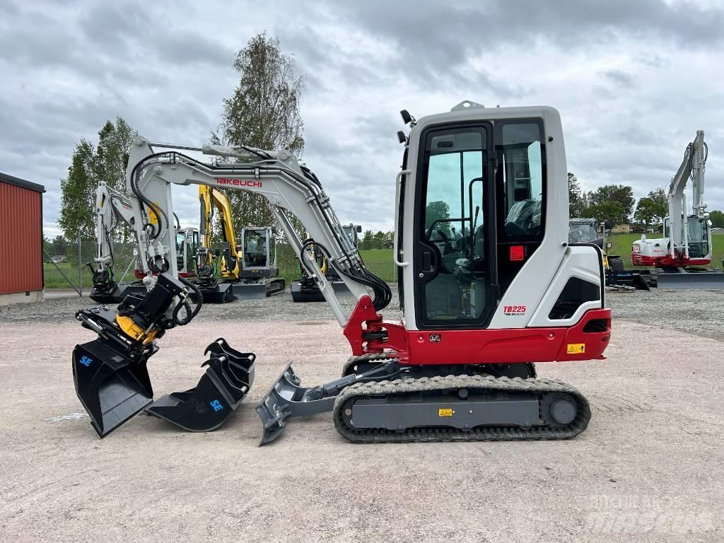 Takeuchi TB225 小型挖掘机