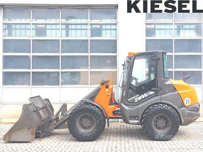 Hitachi ZW 95-6 滑移装载机