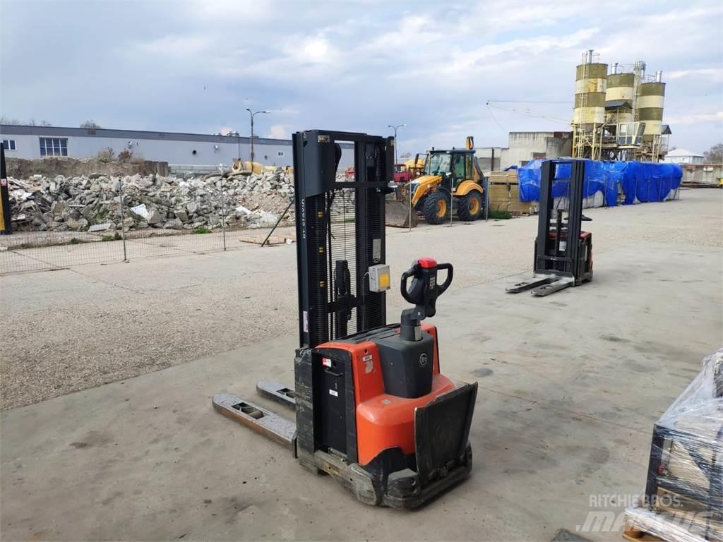 BT SWE120 手推堆垛车