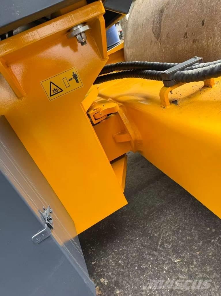 XCMG XS 223 J 单轮压路机