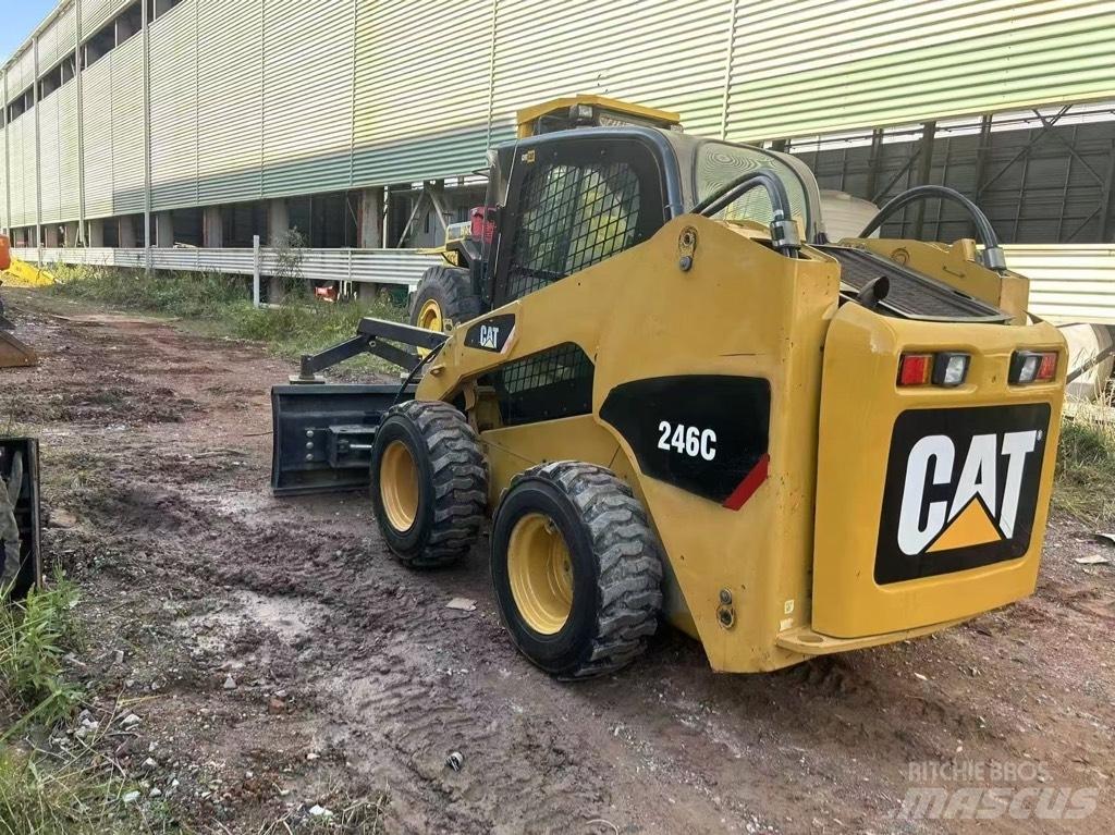 CAT 246 C 滑移装载机
