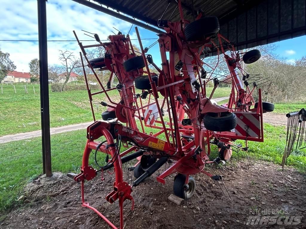 Kuhn GF8702 犁耙和摊草机