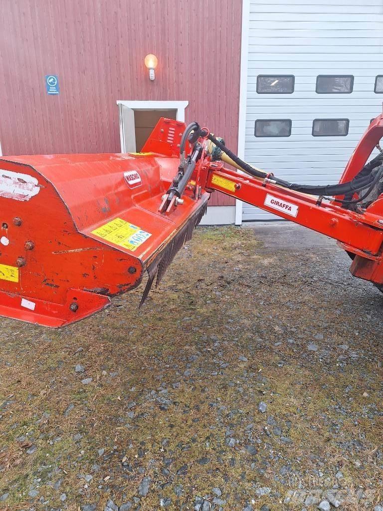 Maschio Giraffa 210 牧场割草机和切顶器