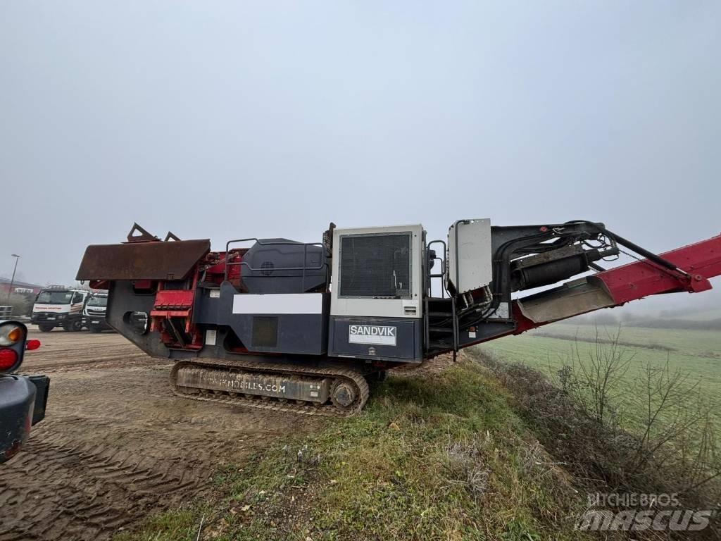 Sandvik QJ 241 移动式破碎机
