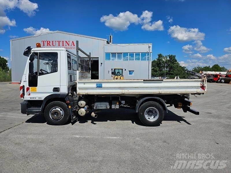 Iveco 80E 18 平板栏板货车