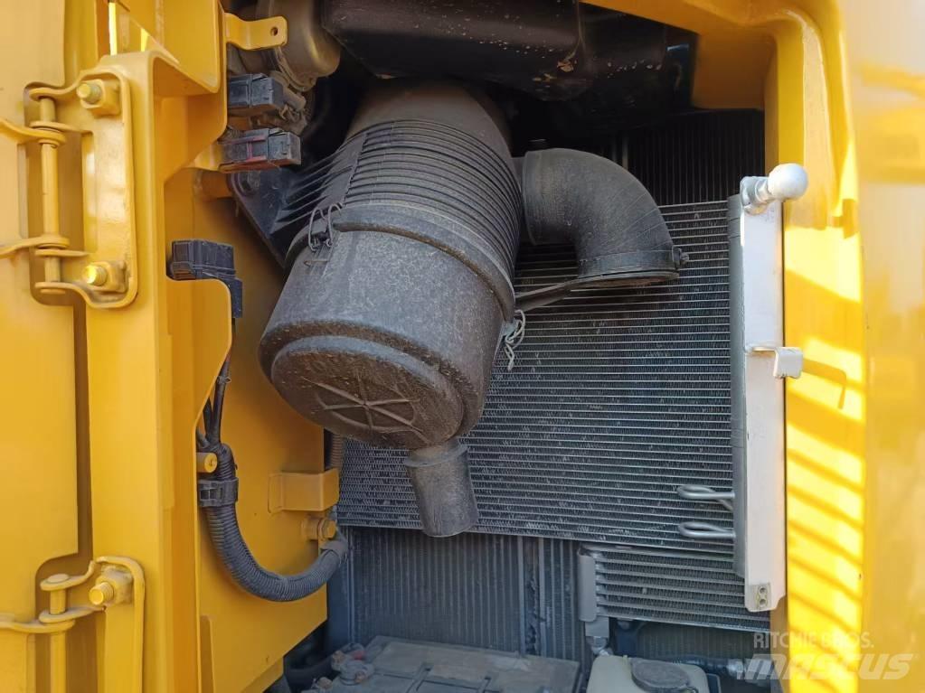 Komatsu PC138 中型挖掘机