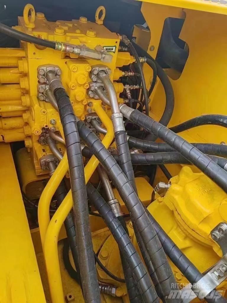 Komatsu 240LC-8 履带挖掘机