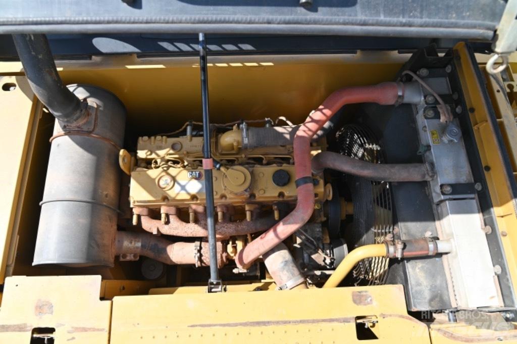 CAT 323D3 轮式挖掘机