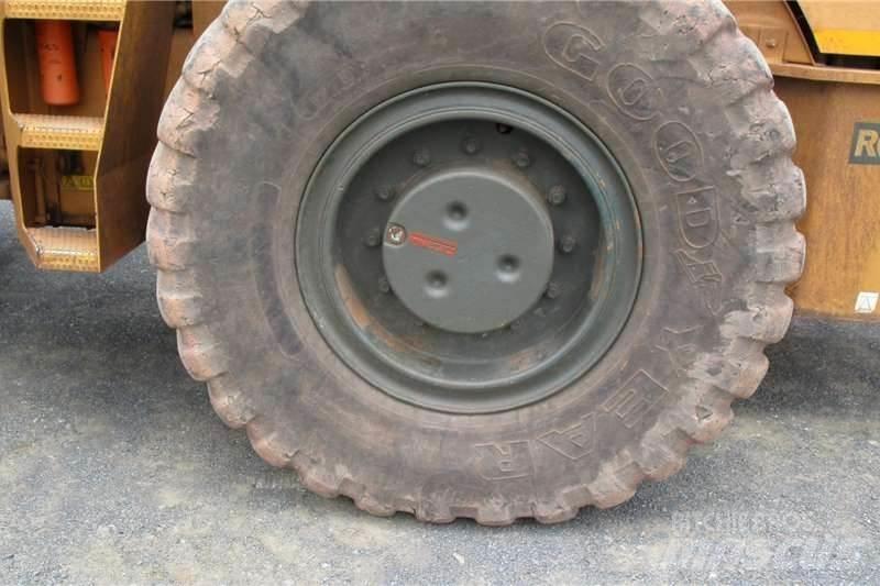CAT CS76XT 复合式压路机