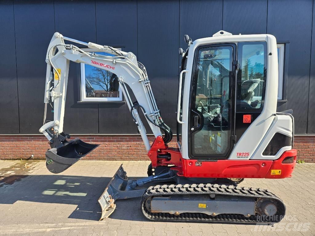Takeuchi TB 225 小型挖掘机