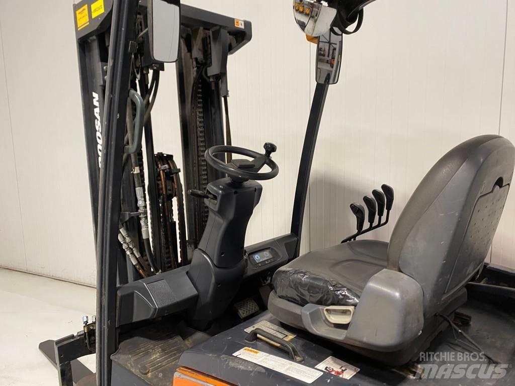Doosan B35X-7 电动叉车
