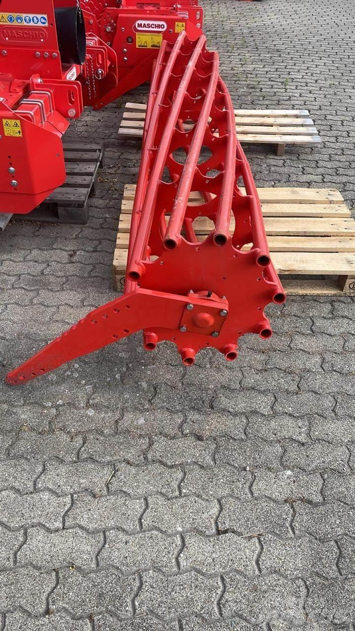 Kuhn Maxirohrwalze 拖式振动压路机