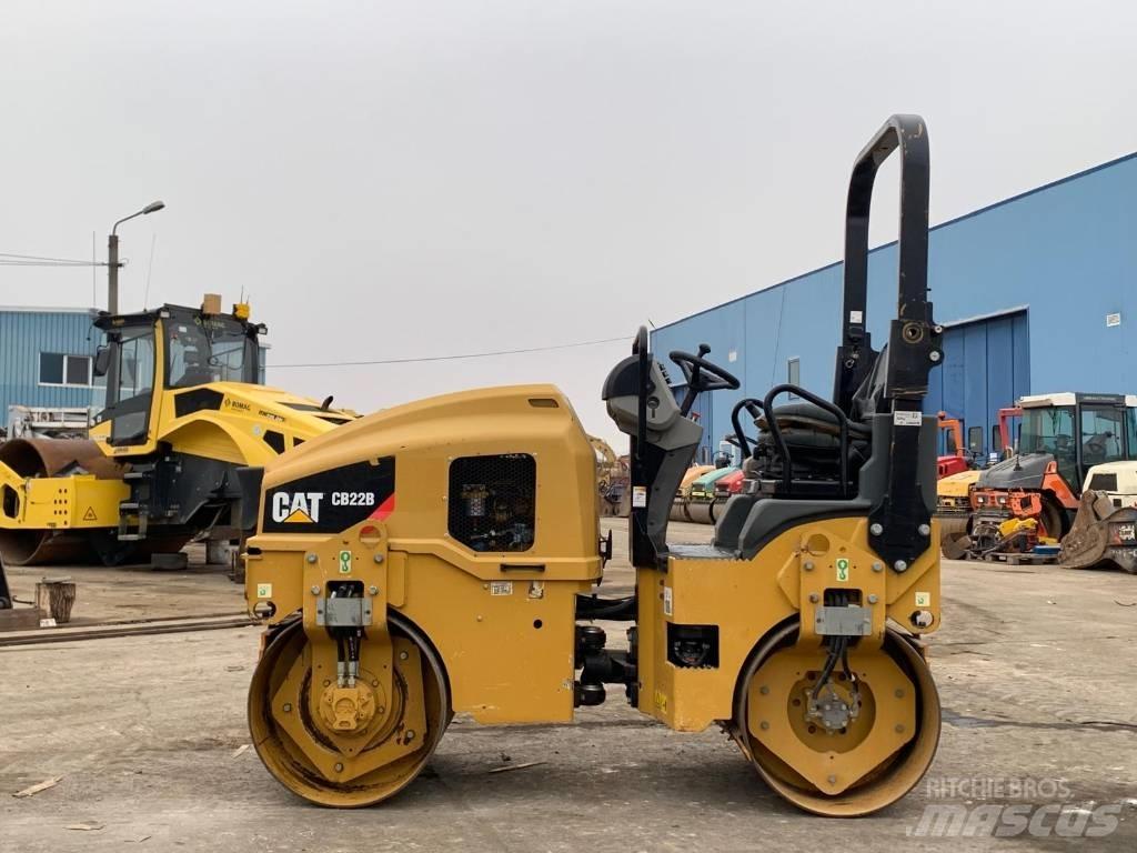 CAT CB 22B 双轮压路机