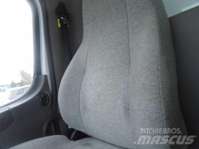 Freightliner M 106 厢式货车
