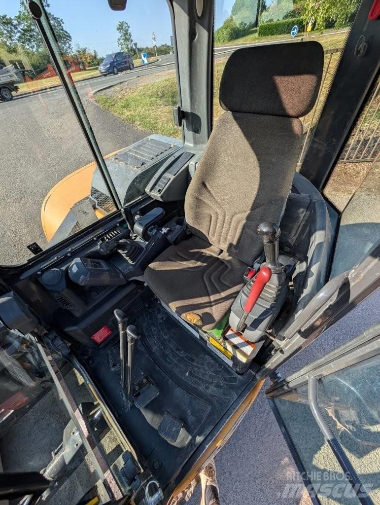 Kato 85V4 中型挖掘机