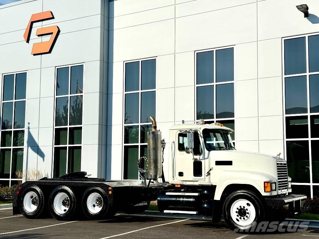 Mack CHU 613 牵引车