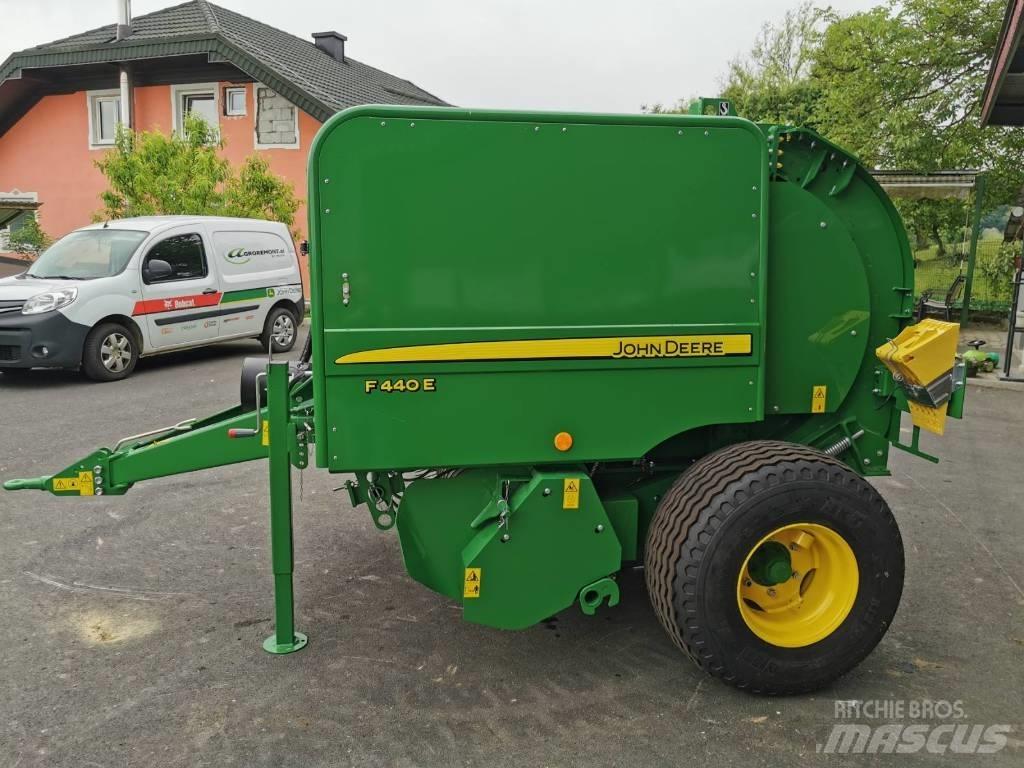 John Deere F440E 圆捆打捆机