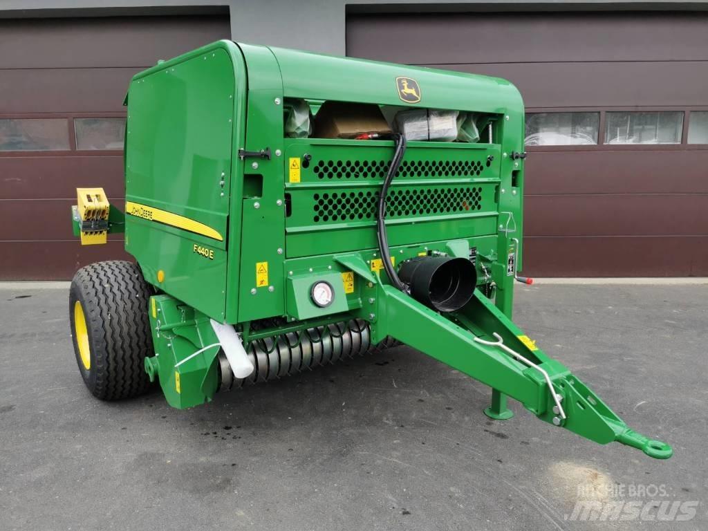 John Deere F440E 圆捆打捆机