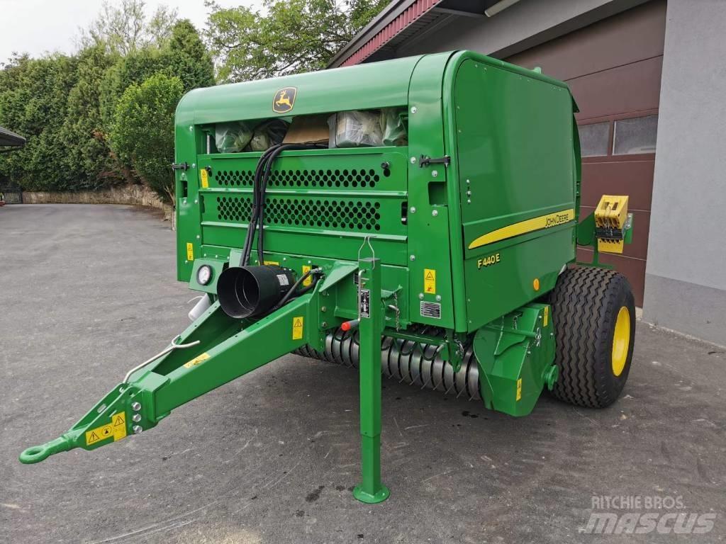 John Deere F440E 圆捆打捆机