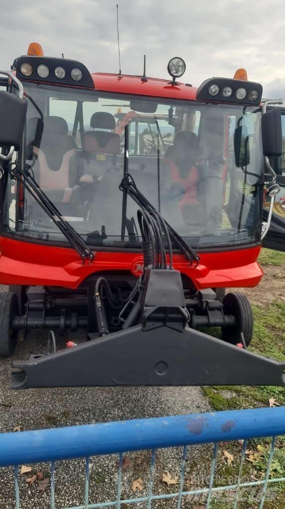  PistenBully  600 铲雪车