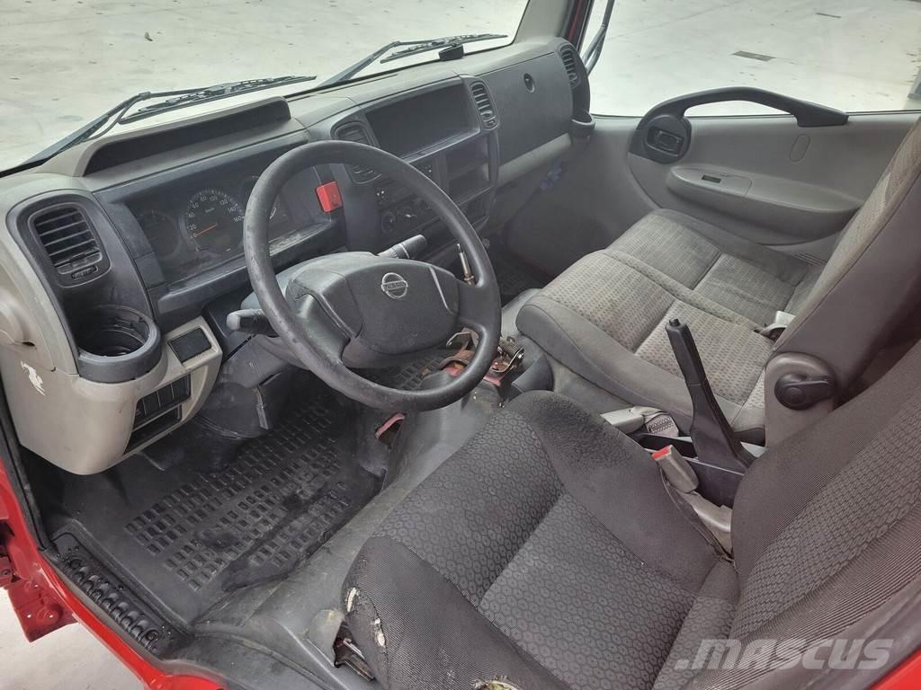 Nissan Cabstar 驾驶室与内部