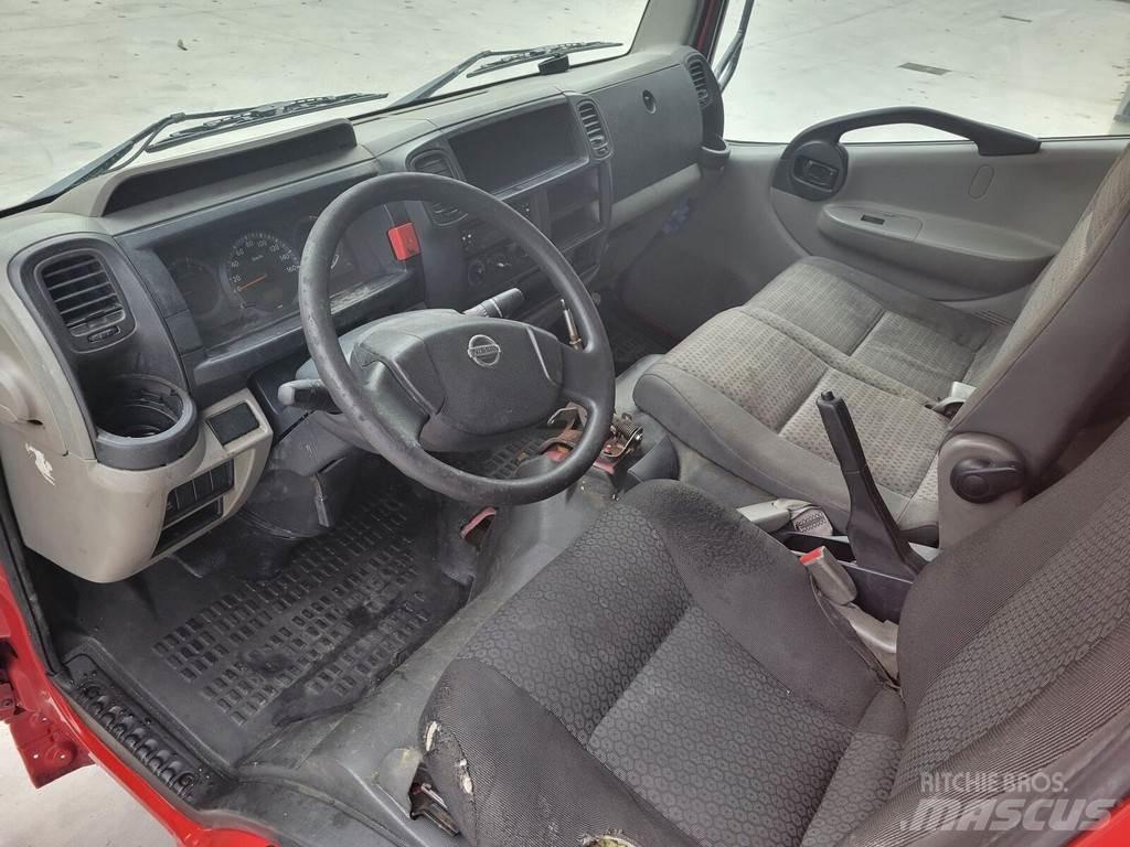 Nissan Cabstar 驾驶室与内部