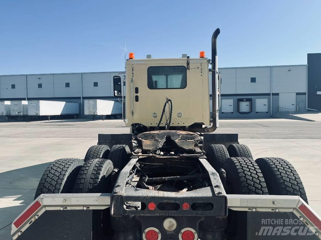 Freightliner 122 SD 牵引车