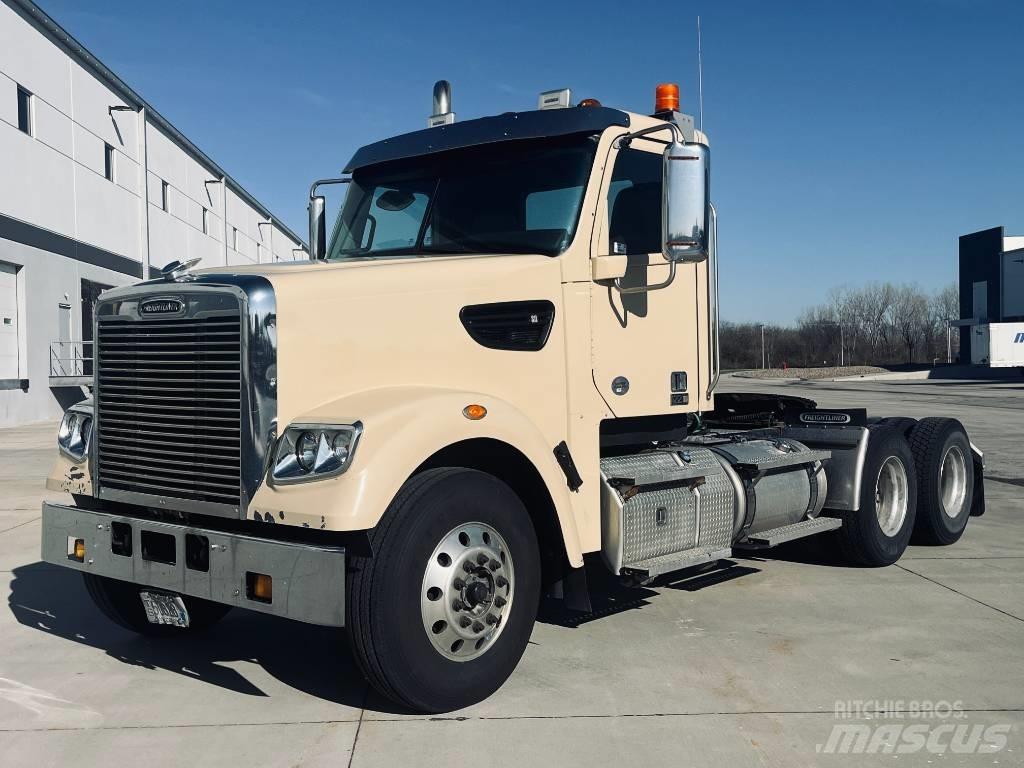 Freightliner 122 SD 牵引车