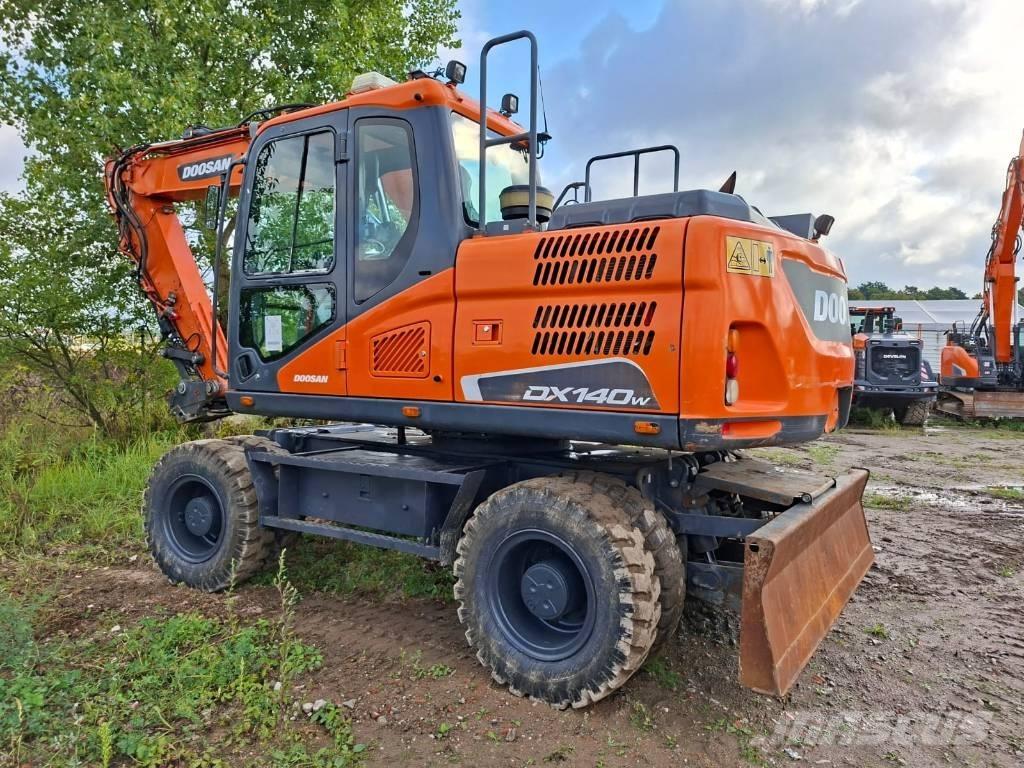 Doosan DX140W-5 轮式挖掘机
