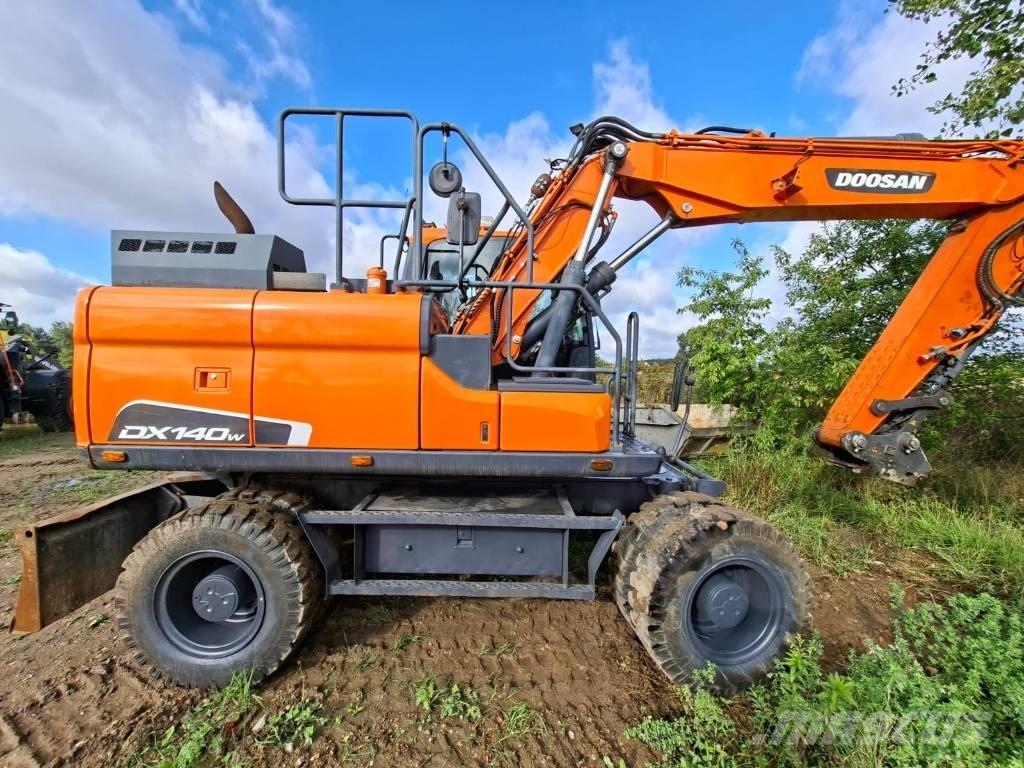 Doosan DX140W-5 轮式挖掘机