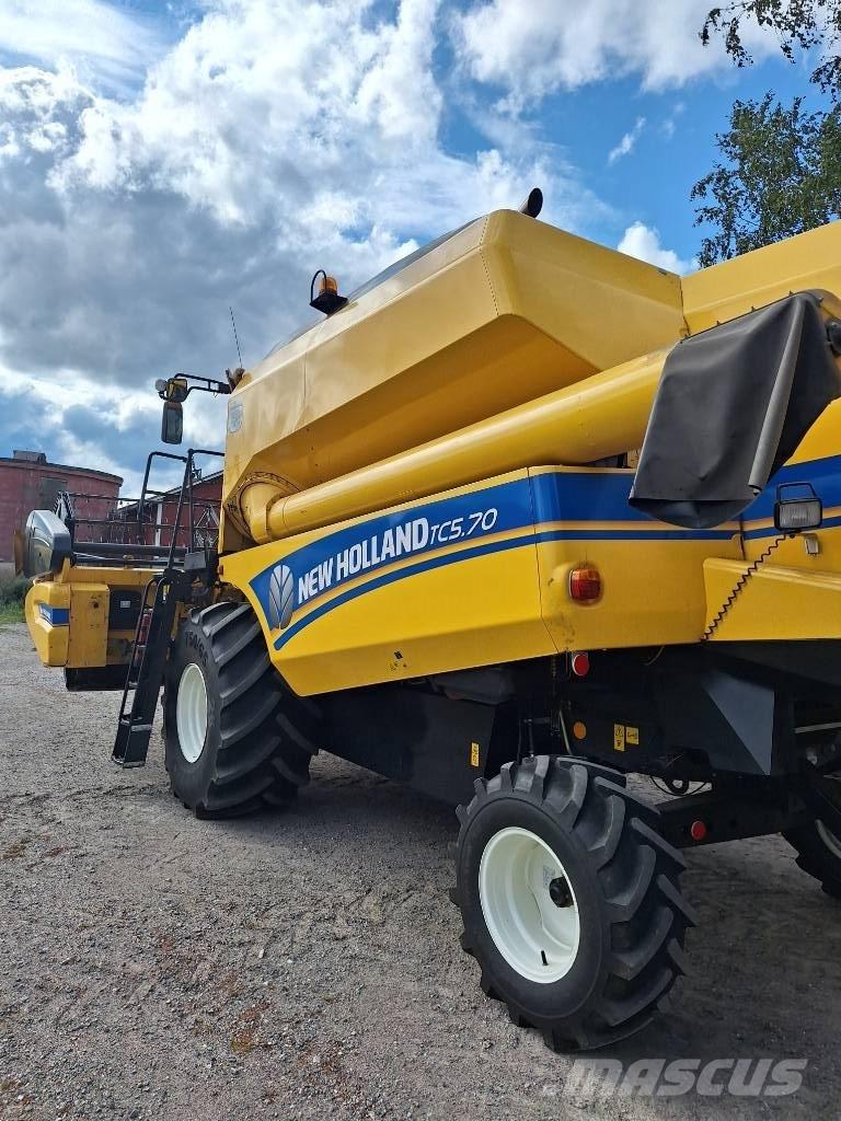 New Holland TC 5.70 联合收割机