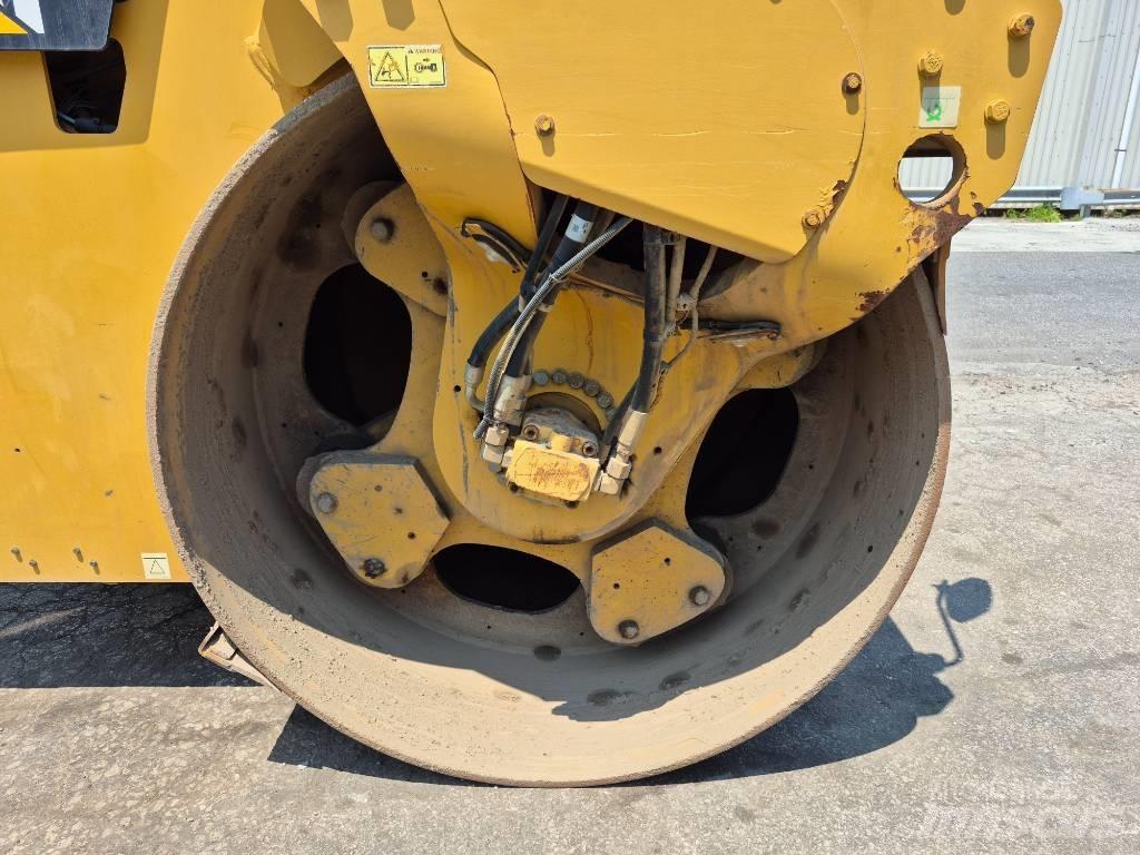 CAT CB 64 双轮压路机