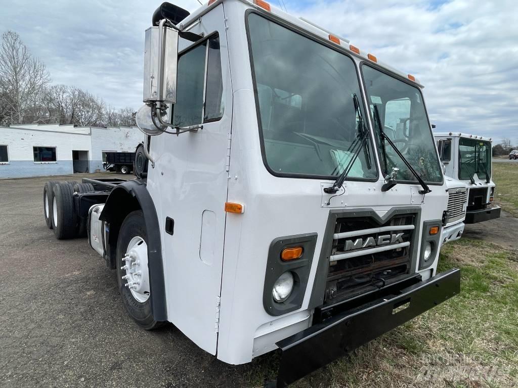 Mack LEU613 平板车