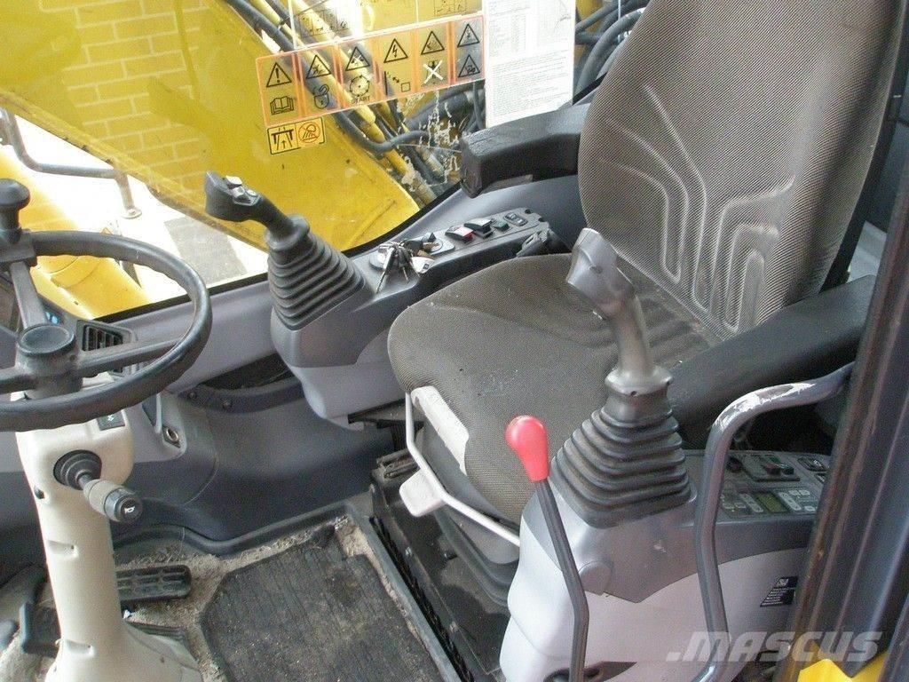 Komatsu PW140-7 轮式挖掘机