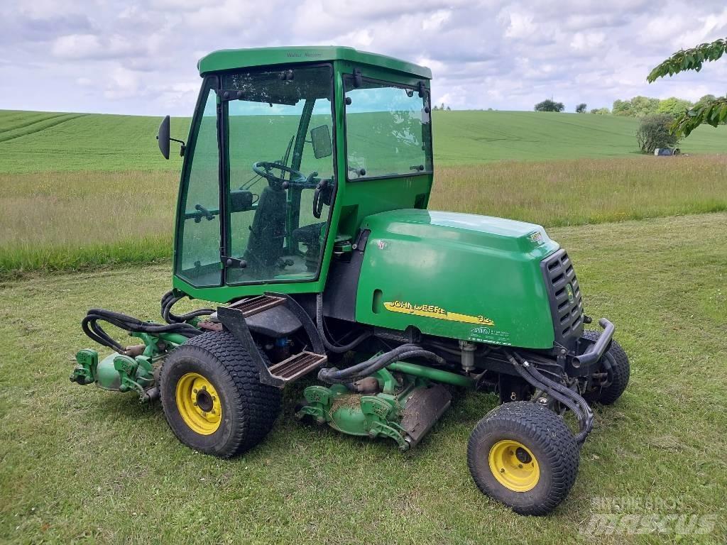 John Deere 3245 C 球道割草机