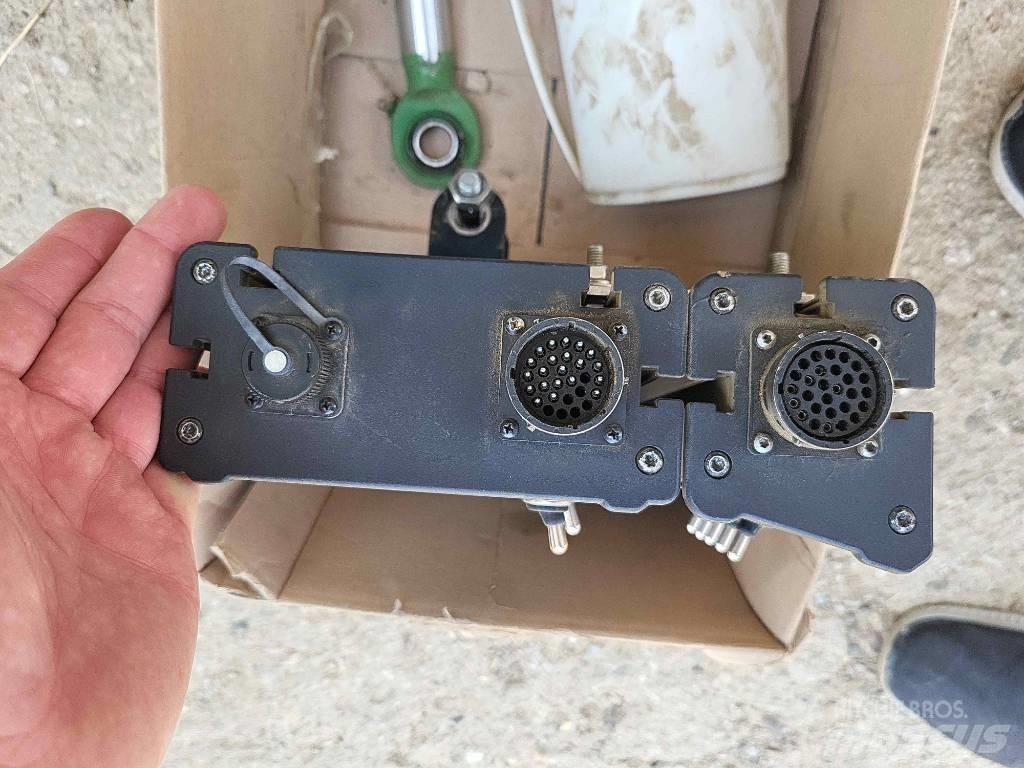 John Deere 732 牵引式喷雾机