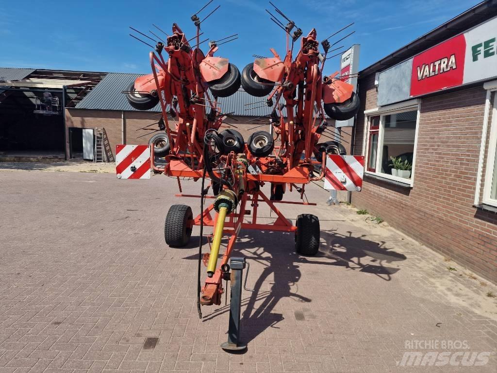 Kuhn GF 10802 T 犁耙和摊草机