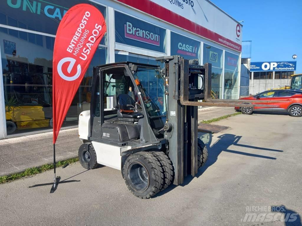 UniCarriers D32 柴油叉车
