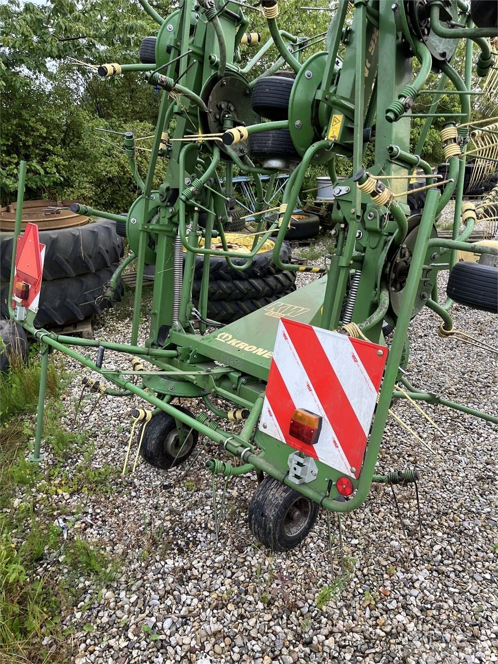 Krone KW 8.82/8 犁耙和摊草机