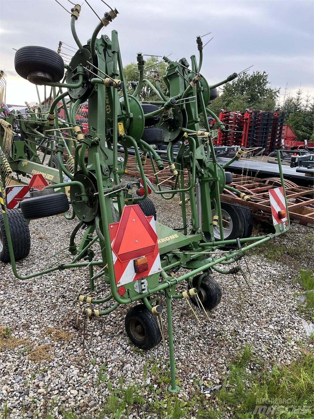 Krone KW 8.82/8 犁耙和摊草机