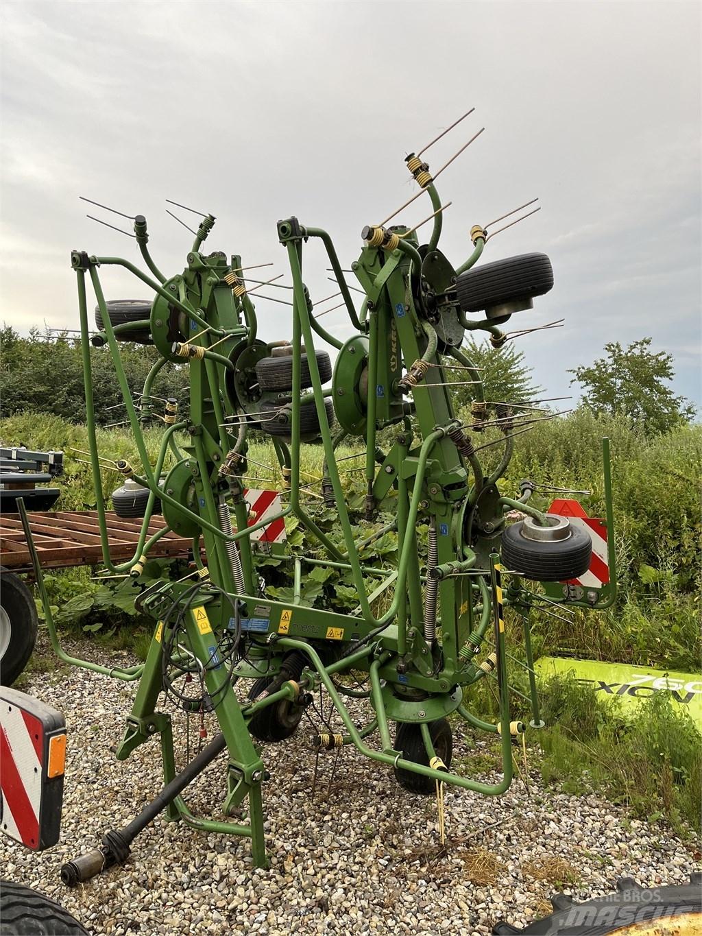 Krone KW 8.82/8 犁耙和摊草机