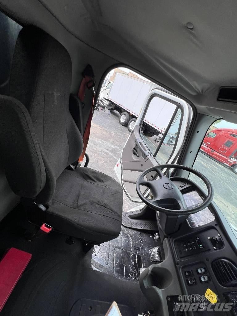 Freightliner M 106 平板栏板货车