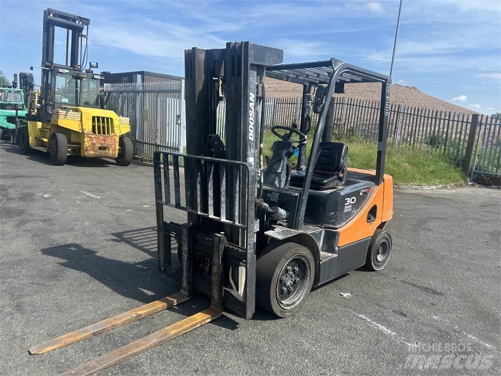Doosan D30S-5 柴油叉车