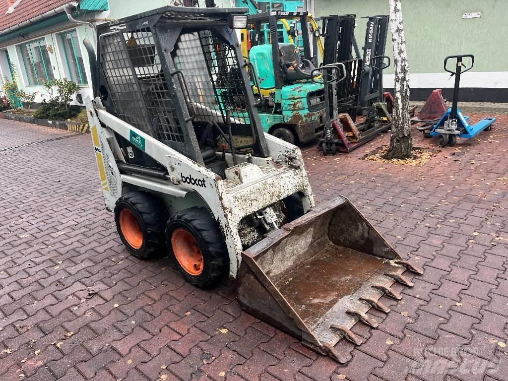 Bobcat 443      V-4129 前装载和挖掘机