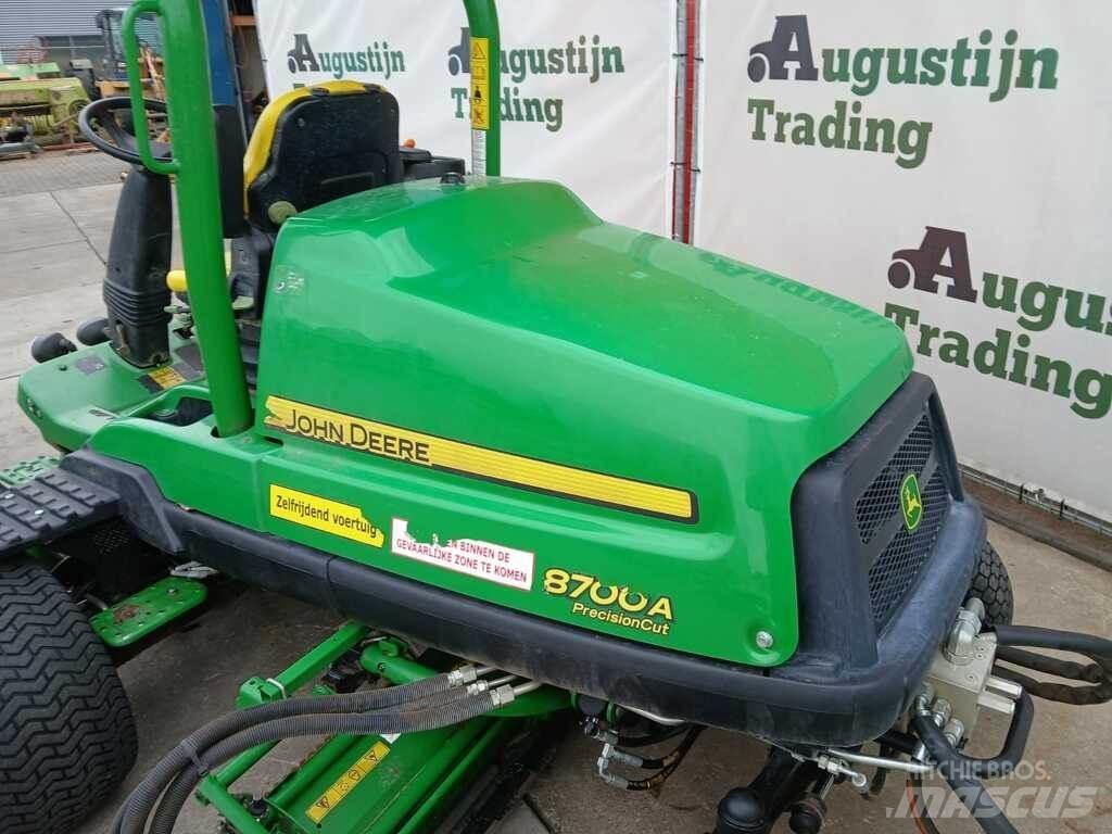 John Deere 8700 A 骑乘式割草机